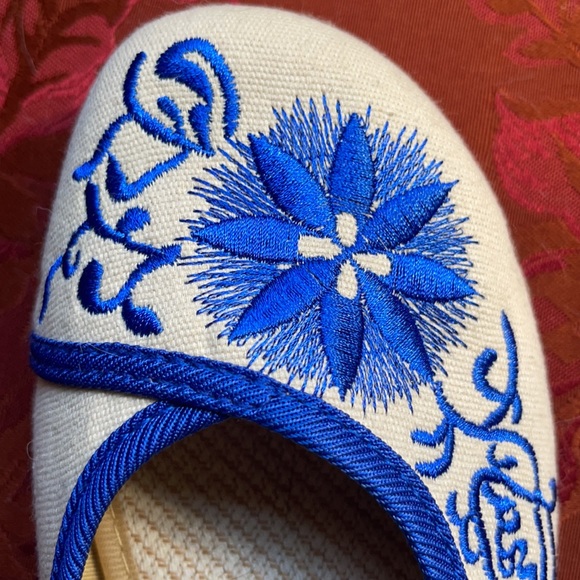 8.5 Women’s Shoes | Cotton Slipper w/Blue Design - Picture 2 of 8